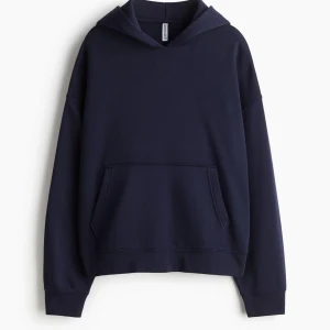 Mörkblå oversized hoodie - Snygg mörkblå hoodie med huva och stor magficka från hm. Tröjan har en loose passform och är tillverkad i mjuk bomullsmix. Storlek S. Helt ny i förpackning. Säljer pga glömt returnera beställning i tid.