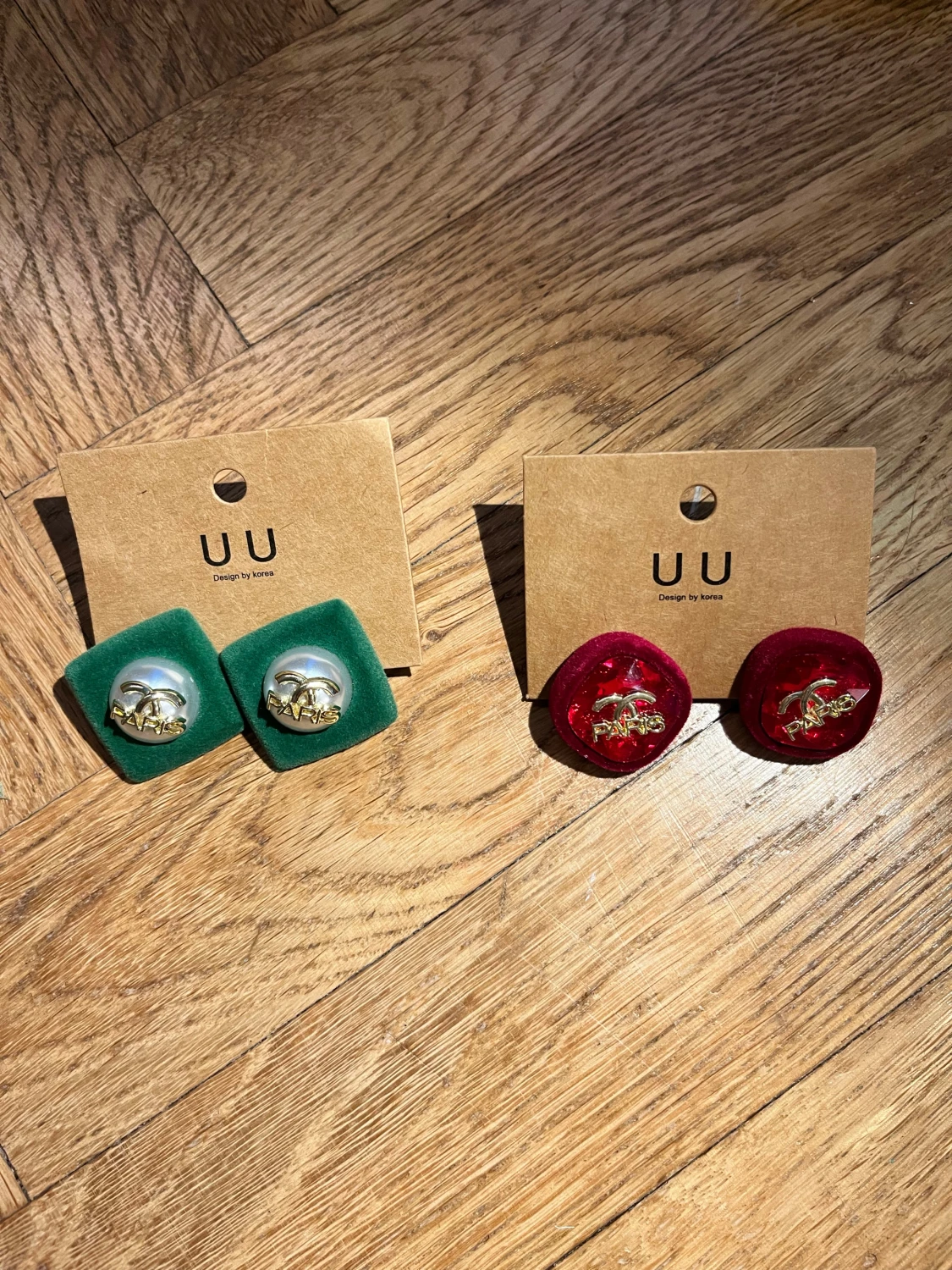 Två sett av örhängen 