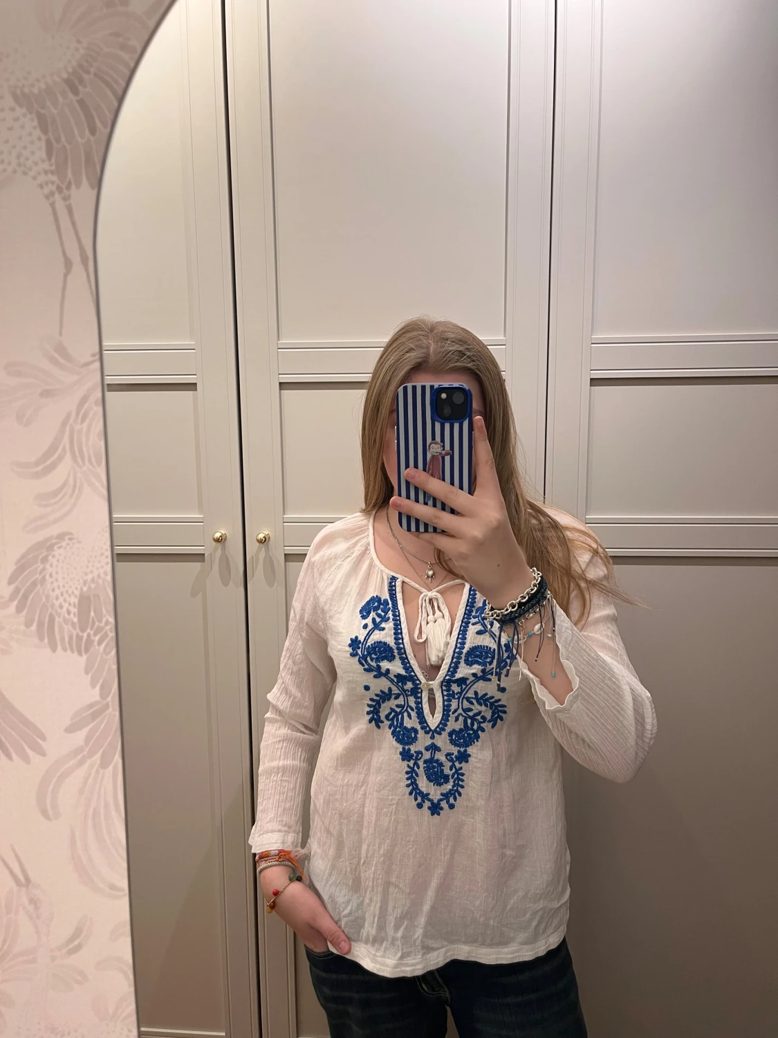 Vit blus med blå broderi från Indiska