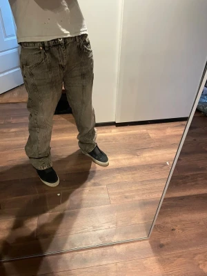 Baggy grå jeans från BDG Jeans - Säljer ett par feta baggy jeans från BDG Jeans i tvättad grå färg. Nytt pris 1200