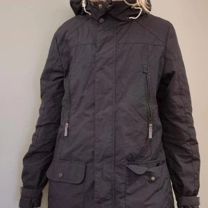 Regnjacka mörkblå - Mörkblå vattentät regnjacka. Använd men i bra skick.  Hund och katt tillkommer I hemmet. Skickas via instabox/ postnord. 