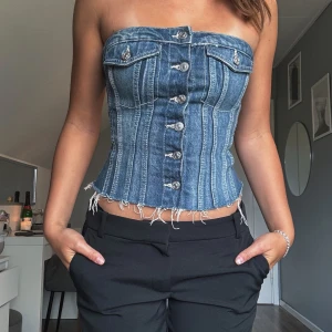 Jeanskorsett med knappar - Säljer en snygg korsettopp i jeans med knappar framtill🥰🥰🥰superfint skick, köpt i london