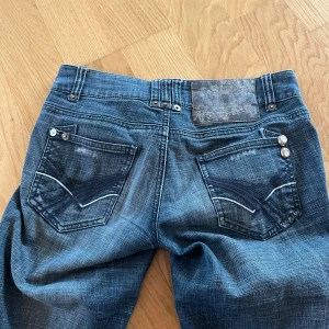 Lågmidjade jeans - Lågmidjade jeans i storlek Regular 36. Är osäker på vilket märke det är men jag köpte dom på plick för två år sen. Straight 