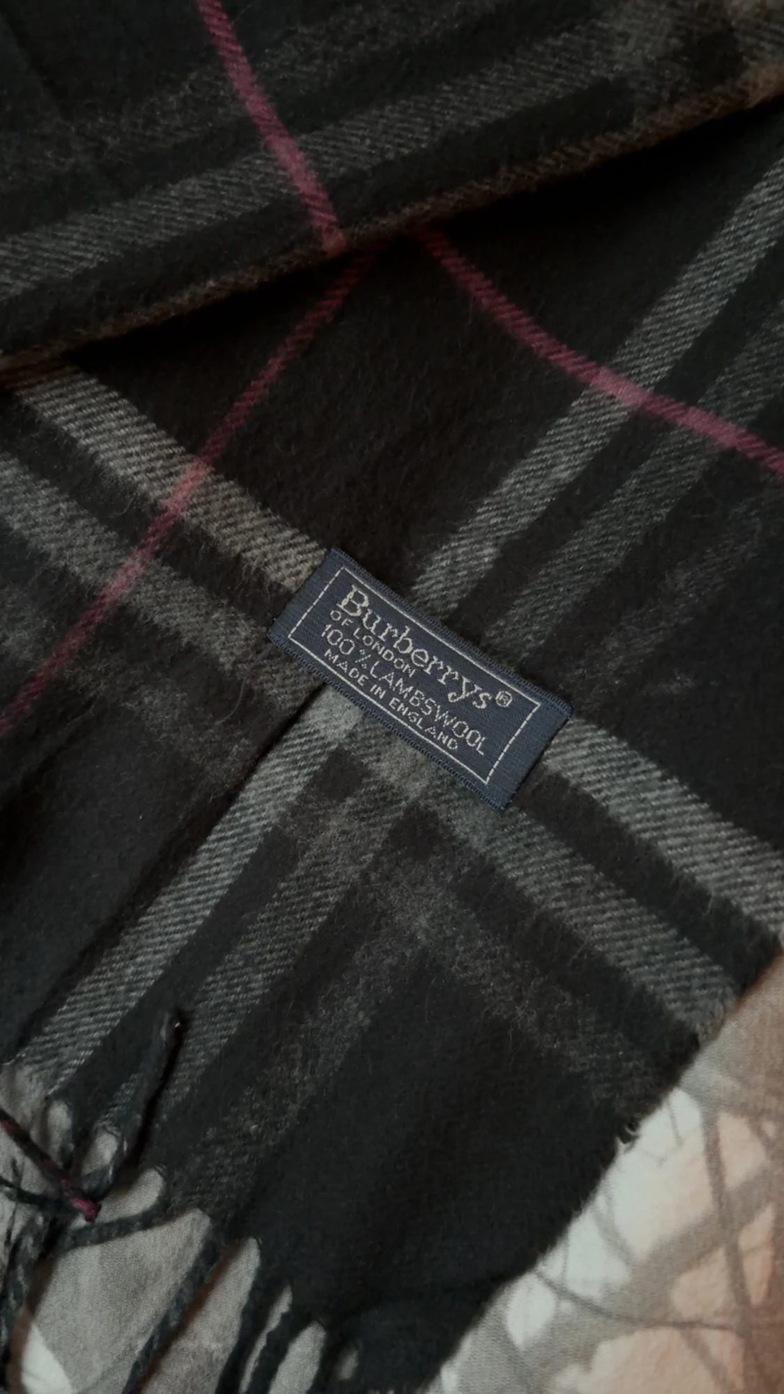 Rutig svart halsduk från Burberrys - 1