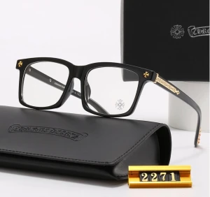 Svarta glasögon Chrome Hearts guld - Stilrena svarta glasögon från Chrome Hearts med rektangulär form och detaljer i guld på bågarna. Ärvt denna produkt från familjemedlemm har ej något fodrall från chrome hearts eller köpbevis!!