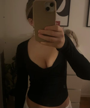 Svart långärmad v-ringad topp - Säljer en svart långärmad topp med v-ringning. 