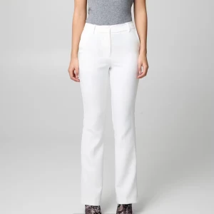 Vita utsvängda kostymbyxor - Utsvängda vita Vilma kostymbyxor från Bik Bok med hög midja. Byxorna har två riktiga fickor framme och två fickor bak. ALDRIG använd!