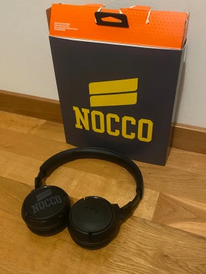 NOCCO x JBL trådlösa over-ear hörlurar - Säljer feta nocco hörlurar, som är från jbl tune 520bt. Använd ett par gånger men några få stunder. Laddarna samt box med följer.