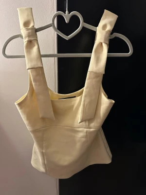 Zara topp  - Superfin topp ifrån zara med rosetter! Passade inte mig. Jättebra skick inga defekter💓💓💓