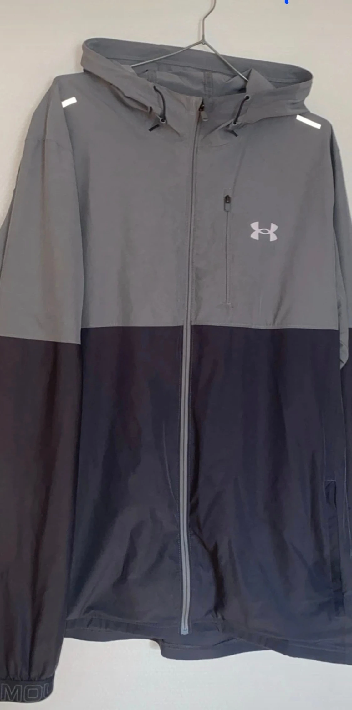 Grå och svart vindjacka Under Armour XL