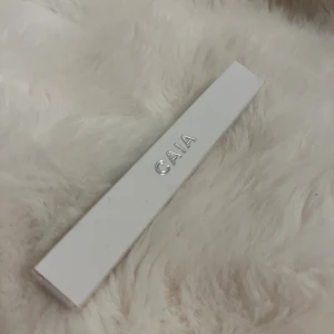 CAIA Faux Real Serum Mascara - Säljer helt oanvänd CAIA Faux Real Serum Mascara i limited edition. Vit, stilren förpackning med silvertext. Mascaran har en serumliknande formula med planktonextrakt som ger längd, volym och böjda fransar. Värd 295kr