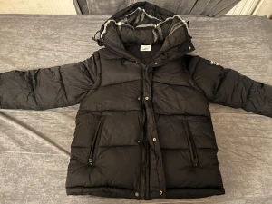 Burberry jacka - Aldrig använt . Storlek M. Kan vara en väst. Kan diskutera pris