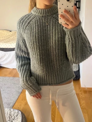 Stickad tröja med polokrage - Mysig chunky grön stickad tröja med polokrage och breda ribbade muddar💗 Pris kan diskuteras!