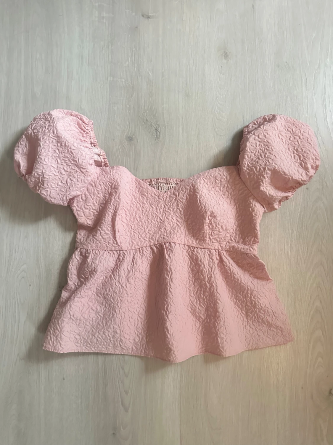 Rosa blus med puffärmar