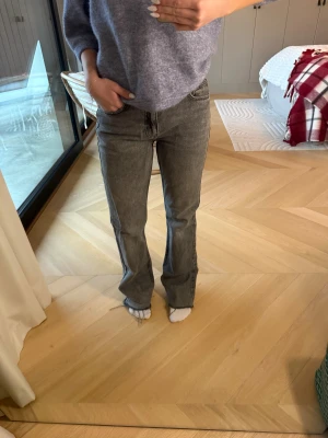 Raka gråa jeans - Super fina gråa raka jeans, de har blivit lite för stora för mig men storlek S, slitna men super sköna