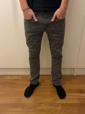 Levis 511 - Säljer dessa Levis 511 jeansen i grå färg, storleken på jeansen är 31/32, bra skick och säljer endast för 299 kr👍
