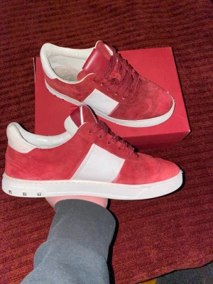 Valentino flycrew  - Fint skick, dom är använda så det finns såklart skavanker som visas i bilderna. Passar 40-41. Är intresserad av byten eller eventuellt bud på dom 