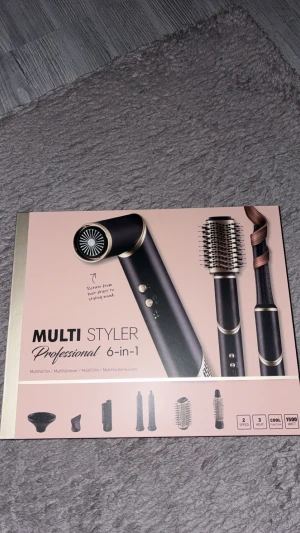 Multistyler  - Råkade köpa 2 stycken. Packetet är oöppnat och helt ny. Ny pris 1000:- mitt pris 800:-                        Setet innehåller följande tillbehör: Munstycken för lockar (en för höger, en för vänster) där håret automatiskt lindas runt enheten. Volymborste för volym och glamorösa vågor Rund borste för lyft, volym och mjuka lockar Plattångsfunktion ger glänsande rakt, slätt hår Precisionsmunstycke för styling och torkning med precision Diffuser för att torka lockigt och vågigt hår