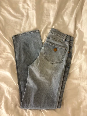 LJUSBLÅA LOW STRAIGHT 00 ABRAND - Snygga ljusblå jeans från Abrand Jeans, modell A'99 Low Straight. 