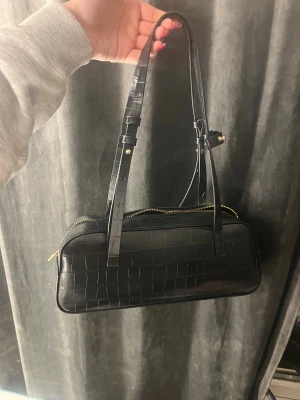 Väska  - Svart väska från Lindex! Använd endast i några timmar då jag hade glömt en liten väska så lära spontan köpa den! Så den är i princip helt Ny!! Nypris 349kr❤️