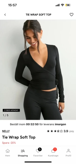 Wrap top - Säljer en fin wrap top med en knyt band runt till. Säljer den då för den inte passar mig. Har använd den minst 1 gång så annars är det i jätte fint skick.