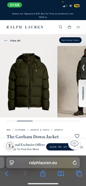 Mörkgrön pufferjacka från Polo Ralph Lauren - Säljer en mörkgrön pufferjacka från Polo Ralph Lauren med orange logga på bröstet. Jackan har huva, dragkedja framtill och flera fickor med dragkedja. Perfekt för kalla dagar och har en clean, sportig look.Tyvärr läker den Dunn och ett litet hål, därför sänker jag priset