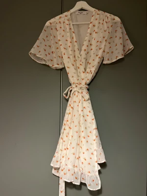 Sommarklänning NA-KD - Jättefin sommarklänning med blommor från NAKD! Strl 32💓