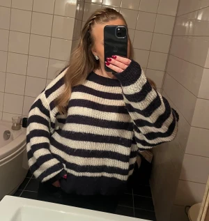 Stickad tröja - Randig stickad tröja. Marinblå och vit. Bra skick!💞står ingen storlek men passar mig som vanligtvis är S/XS. Passar även M. 