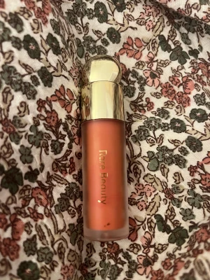 Rare beauty blush hope - Knappt använd blush ifrån rare beauty i färgen hope💕 fraktar oftast samma dag eller dagen efter.