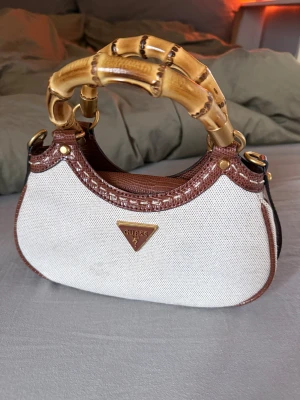 Guess - zabry handväska - Guess zabry handväska i färgen brun, org. pris 1495kr, sälj pris 1000kr eller närmast bud💖 inga synliga skador och enstaka repor, men i nyskick!😊💖 vid frågor, skicka meddelande🥰