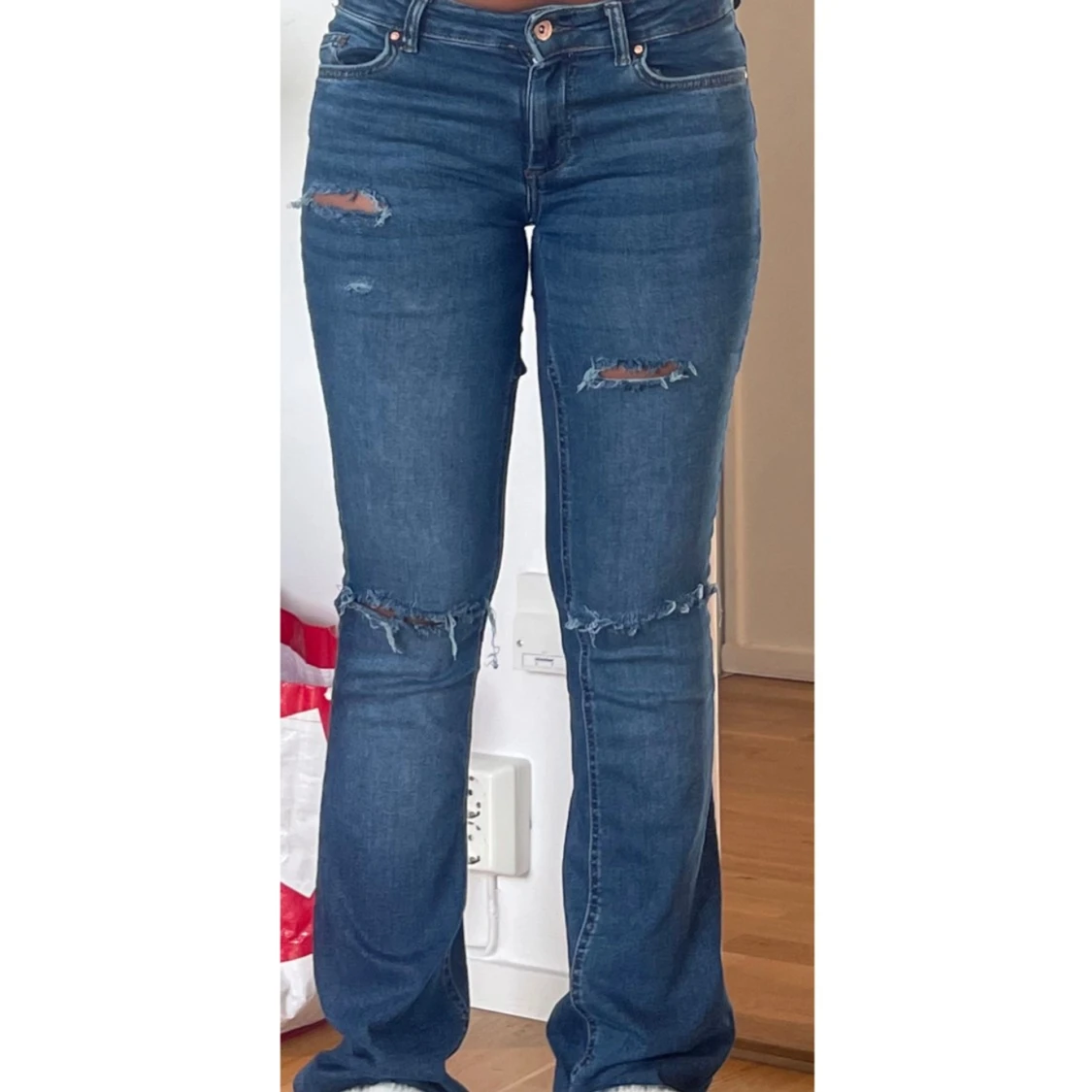 Blå bootcut jeans med slitningar - 2