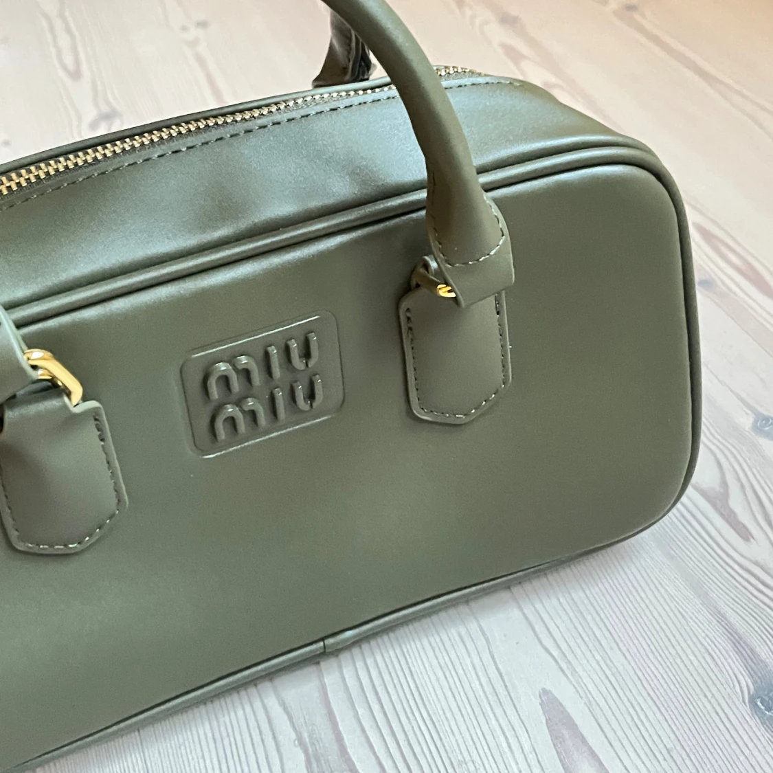 Väska miumiu liknande