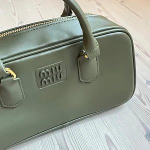 Väska miumiu liknande - Skitsnygg väska