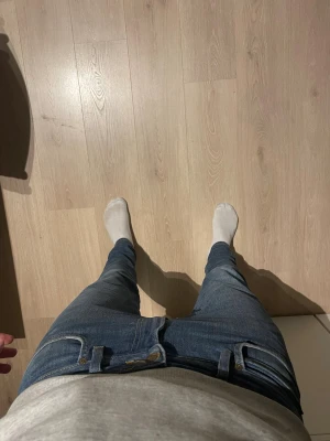 Lee jeans  - Säljer ett par blå slim/skinny jeans från Lee. Jeansen har smal passform, normal midja och är tillverkade i stretchigt denim. Bara och höra av dig vid frågor. Nypris 1200kr