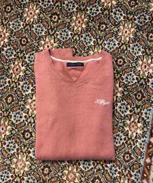 Tommy Hilfiger Stickad tröja  - Fin V-ringad Tommy Hilfiger tröja. Hittar ingen storlek men skulle uppskatta att storleken är i xs