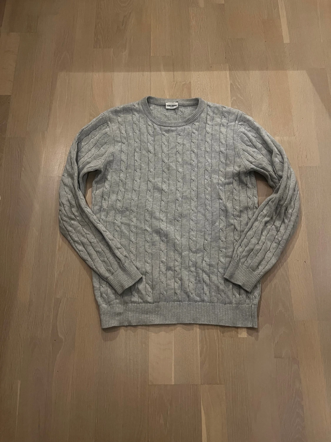 Grå kabelstickad tröja John Henric