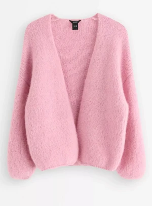 Ljusrosa stickad kofta från Lindex - Mysig ljusrosa stickad kofta från Lindex med oversized passform och lång ärm. Koftan är öppen framtill utan knappar och har en fluffig, mjuk känsla som gör den perfekt att slänga på sig när det är kyligt. Storlek M/L