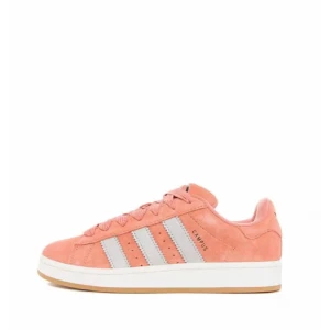 Rosa Adidas Campus sneakers - Säljer mina campus. Så snygga och i en fin rosa färg. Säljer pga att jag inte använder dem längre. Dem har varit väl omhändertagna men har lite fläckar