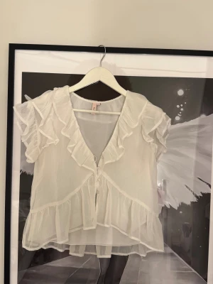 Topp från Nelly 💕 - Storlek 34. Sönder på första knappen!💞