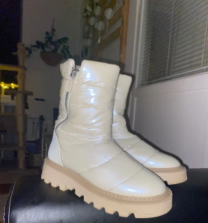 UGG’s, Deichmann  - Säljer ett par häftiga & varma boots i creme & quiltad, glansig metallicfärg. De har rund tå och dragkedja på sidan för enkel påtagning. Perfekta för vinter. Bootsen har endast använts en vinter och är i väldigt gott skick! Storlek 38. 🌸