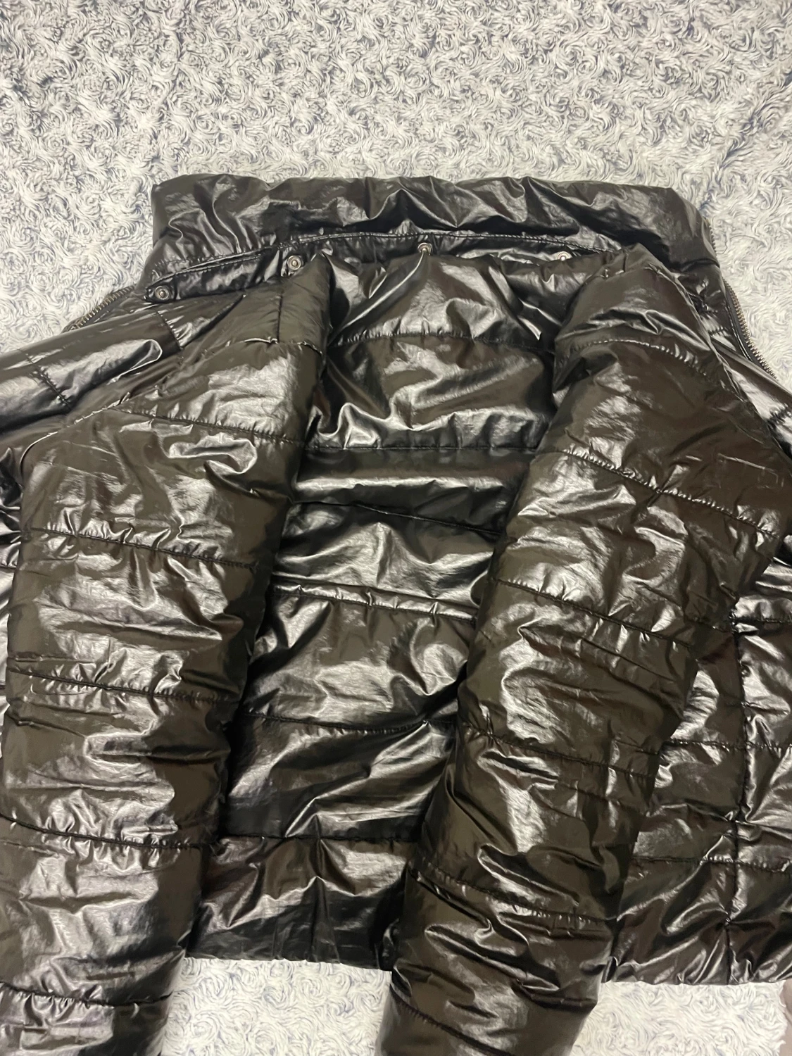 Svart glansig pufferjacka - 2