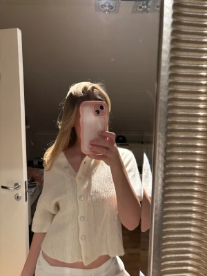 Kortärmad stickad tröja - En kortärmad stickad från ginatricot som inte används. Har använt den max 5 gånger. 