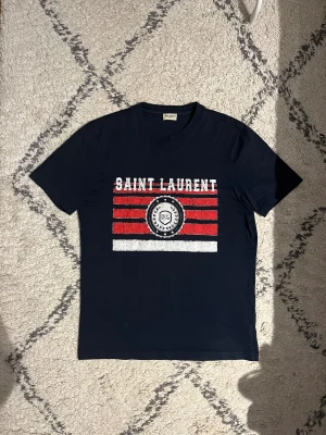 Saint Laurent T-shirt - Skick 9/10 - Size S/liten M - Nypris runt 3000 kr - Skriv för mer bilder/frågor kings ⭐️