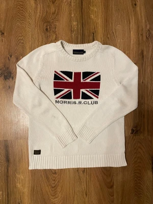 Morris tröja - Säljer nu en fet långärmad tröja av märket morris då den blivit för kort för mig💯 | Skick: 8/10⭐️ | Storlek: Medium📏|Modellen på bilden är ca 190 för referens| Pris: 299:- 💰 (diskuterbart) Hör av er vid minsta fundering!☺️