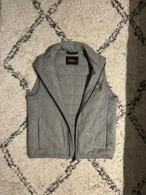 Oscar Jacobsson vest - Skick 9/10 (pyttelitet hål på insidan av besten som inte syns) - Size S - Nypris runt 2000 kr - Skriv för mer bilder/frågor kings ⭐️