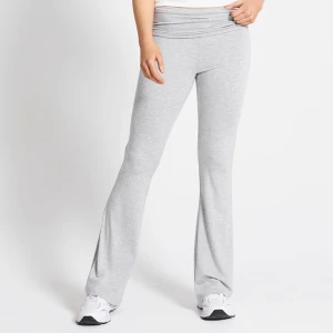 Grå bootcut mjukisbyxor - Snygga ljusgrå yoga pants med bootcut-snitt och låg midja. Byxorna är tillverkade i mjukt bomullsmaterial med stretch för extra komfort. Perfekta för en chill och avslappnad look. Passformen är slim upptill och utsvängd nertill. Jag har klippt byxorna för att de var alldeles för långa för mig✨✨🩷