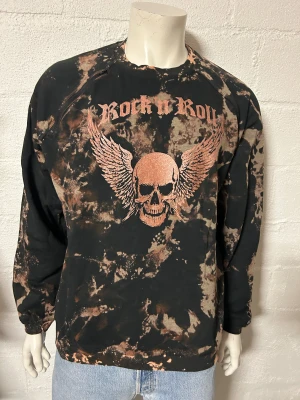 Collegetröja m ficka upptill med specialmönster L. - Helt ny collegetröja med specialgjort mönster. Storlek L. 60% bomull och 40% polyester. Ficka upptill.