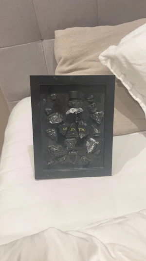 Valentino parfym tavla - Snygg och sikten valentino tavla. Skriv om ni har frågor. Priset är inte hugget i sten:)