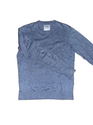 Blå stickad tröja från Hollister - Snygg blå stickad tröja från Hollister i storlek M. Tröjan har rund halsringning, ribbade muddar och är långärmad. Perfekt för lager-på-lager och chill vardagsstil.