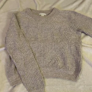 Stickad tröja  - Säljer en beige stickad tröja från H&M i storlek XS. Den är jättefin och passar till allt. Tröjan är i bra skick och väldigt lätt att matcha.🩷